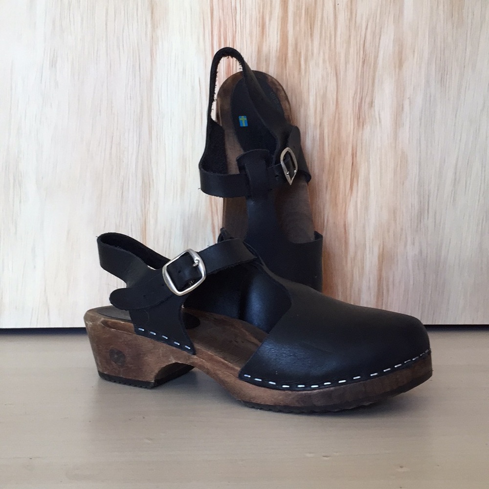 Lotta clogs - low wood in black on brown base